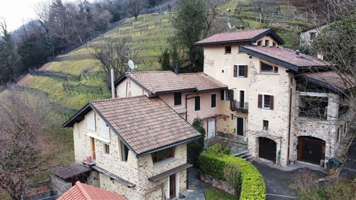 Piccola casa in un vecchio villaggio con giardino - Foto 9 di 9