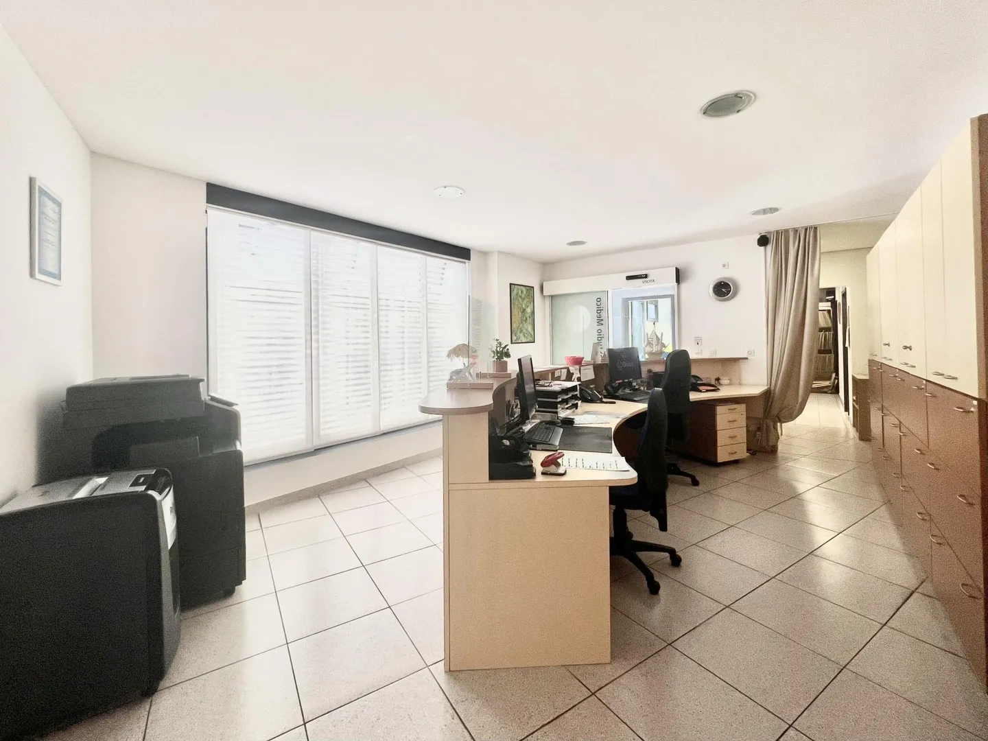 Rental property administrative area 7 rooms in Vezia - Photo 1 of 9