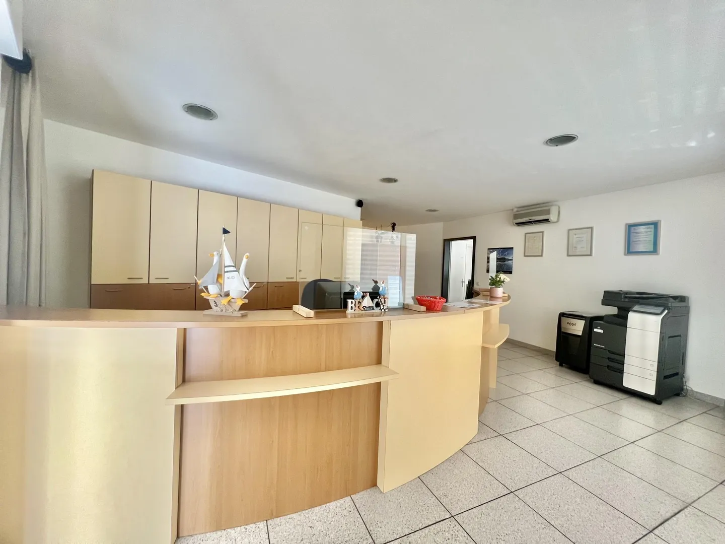 Rental property administrative area 7 rooms in Vezia - Photo 2 of 9