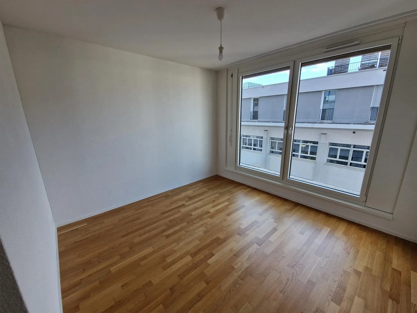 1-chambre avec salle de bain privée et cuisine commune - Photo 3 sur 4