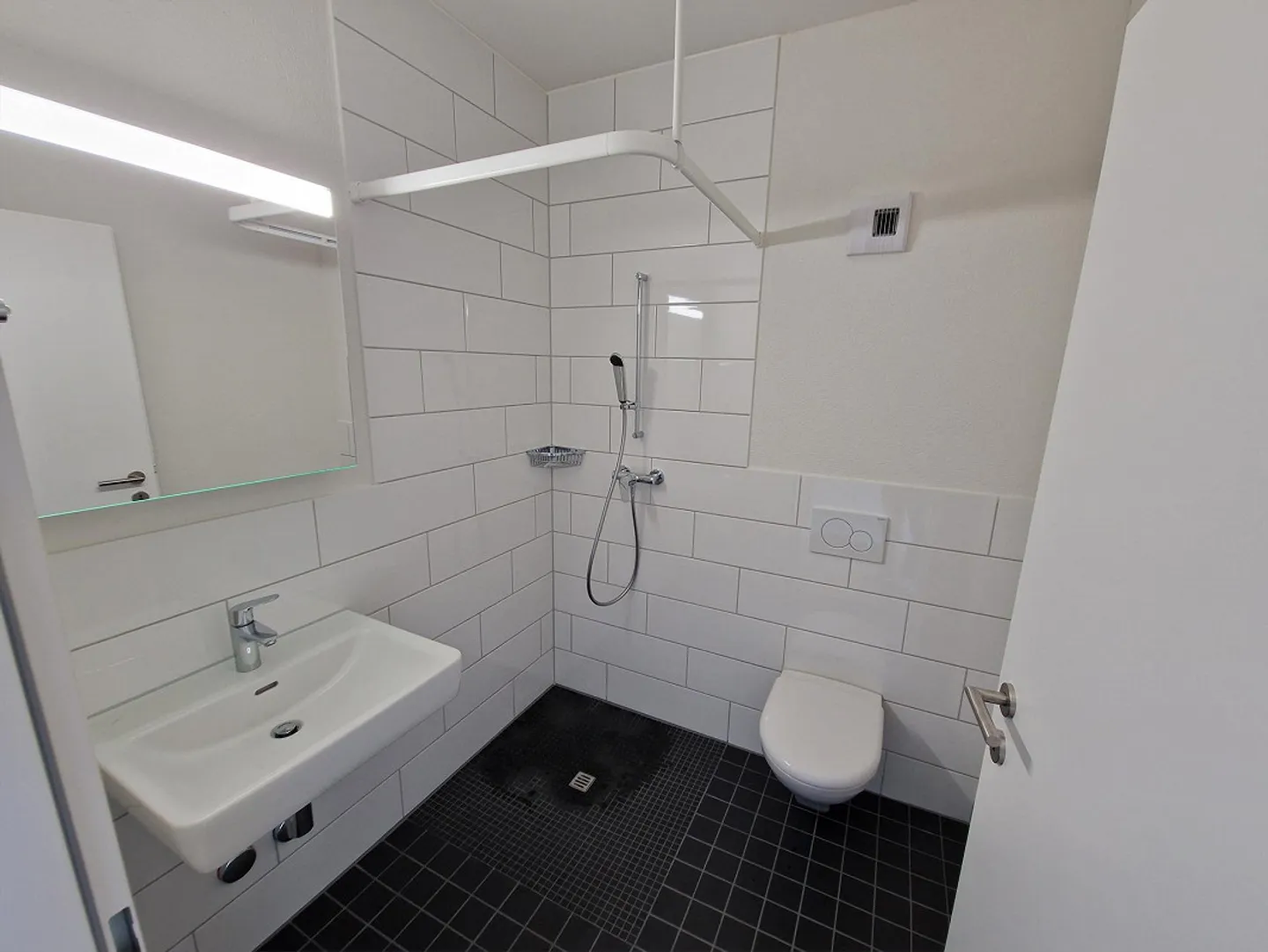 1-chambre avec salle de bain privée et cuisine commune - Photo 4 sur 4