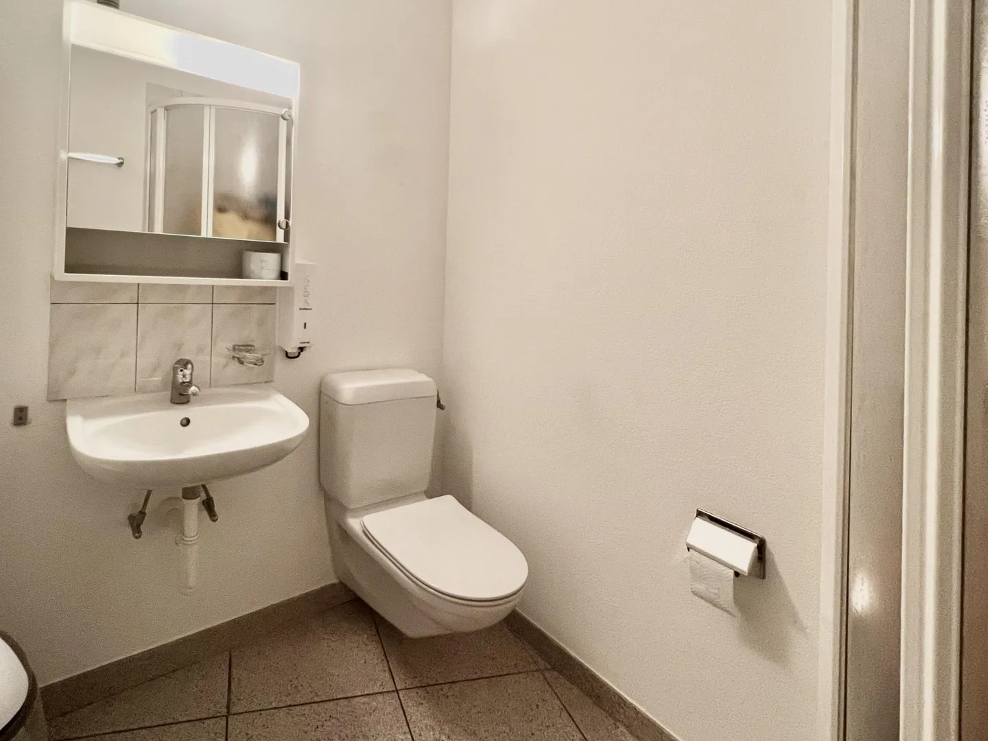 Rental property administrative area 7 rooms in Vezia - Photo 3 of 9