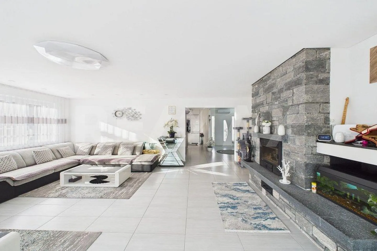 Maison bifamiliale spacieuse entièrement rénovée avec grand espace extérieur - Photo 1 sur 13