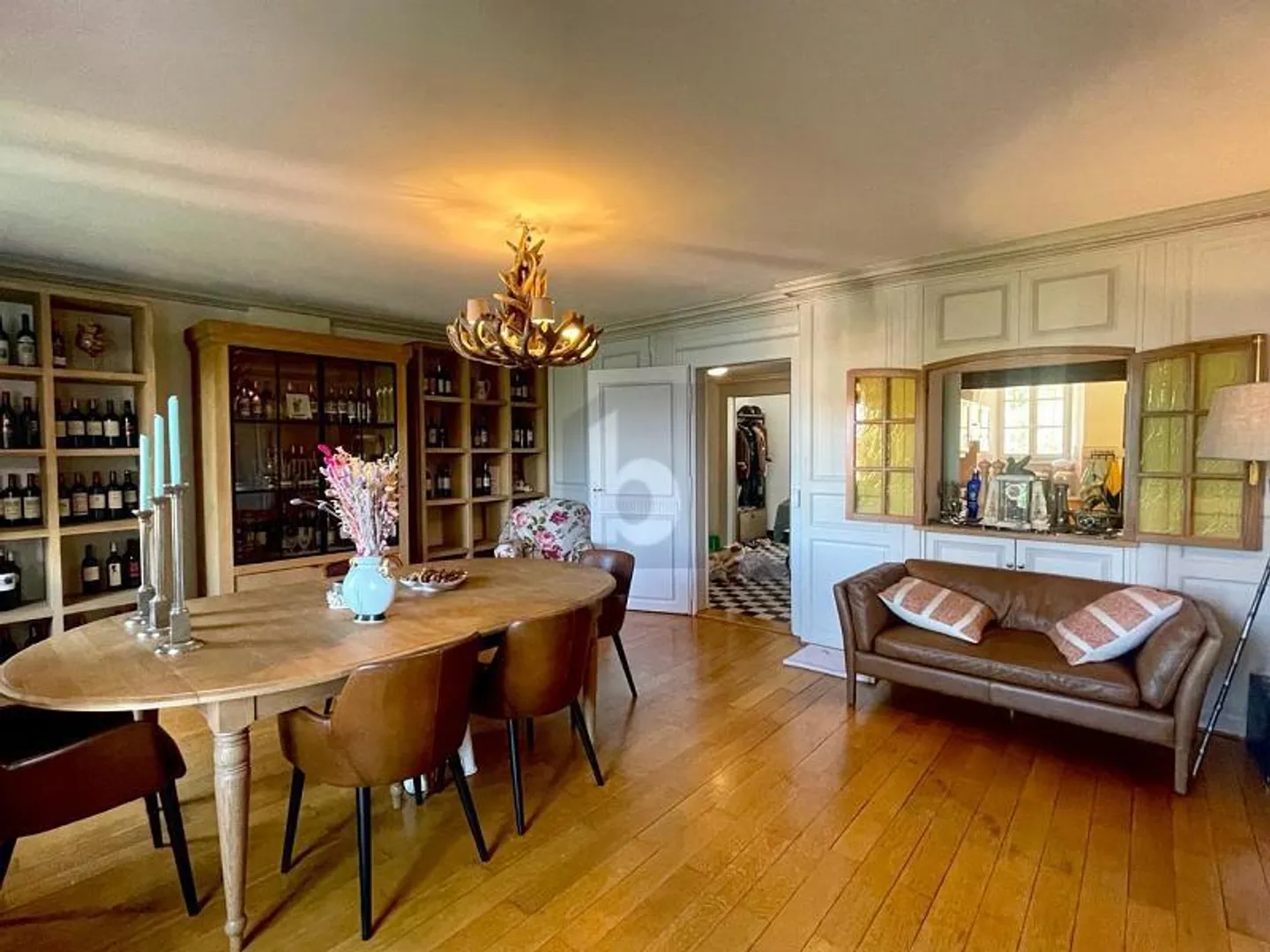 ELEGANT, REFINED AND BRIGHT - Photo 2 of 6