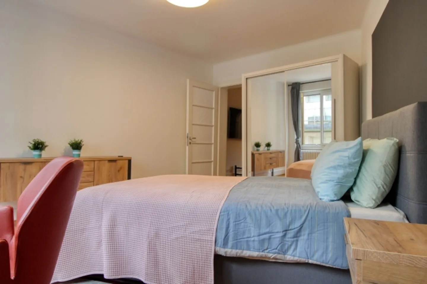 A real cocoon in the center of Lausanne - Photo 2 of 13