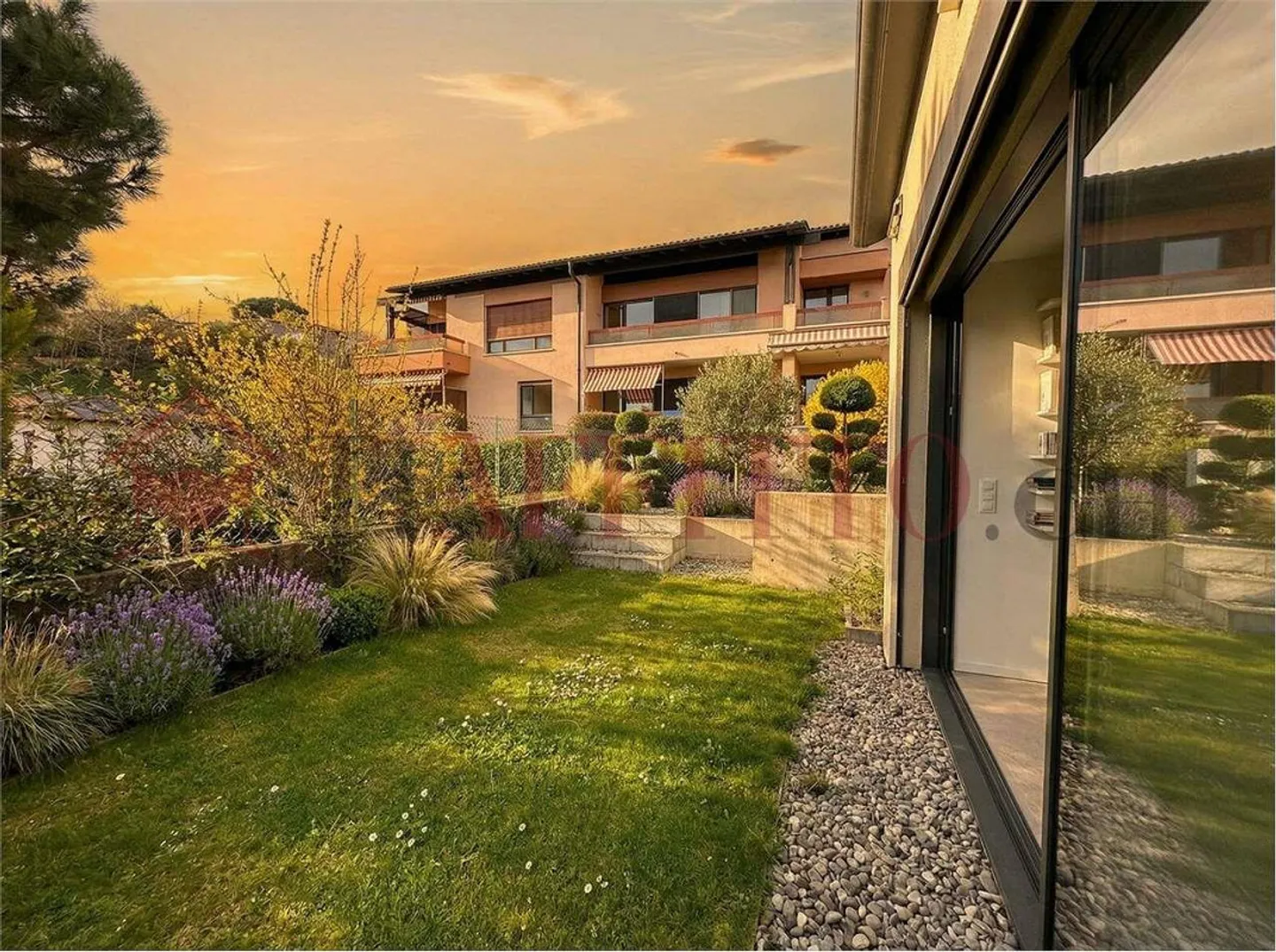 Moderna casa bifamiliare con giardino privato a Comano - Foto 1 di 12