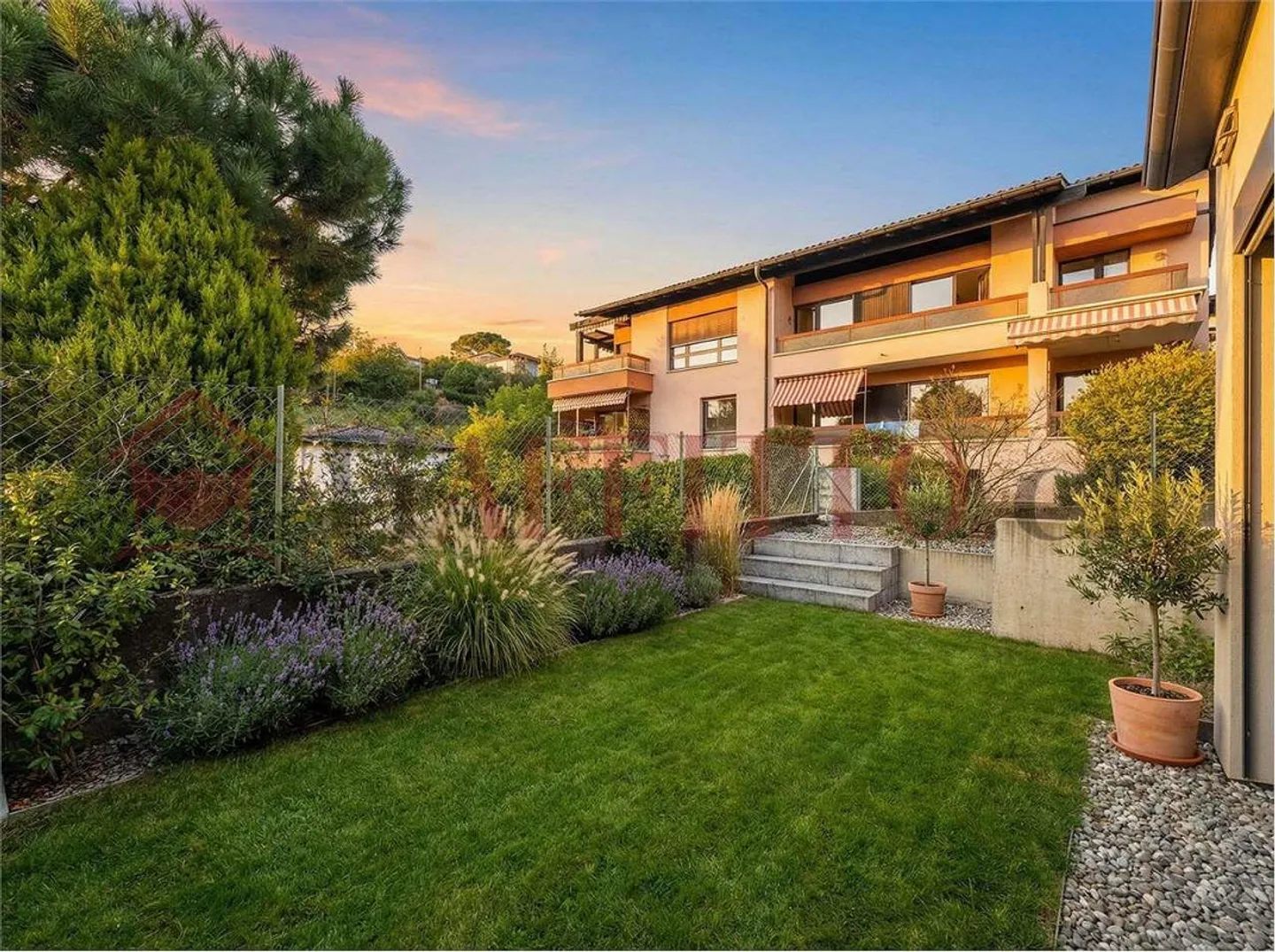 Moderna casa bifamiliare con giardino privato a Comano - Foto 12 di 12