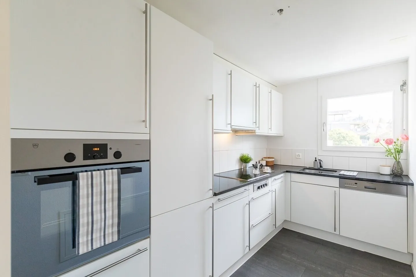 Beautiful, modern 4.5 room apartment in a central location - Photo 3 of 9