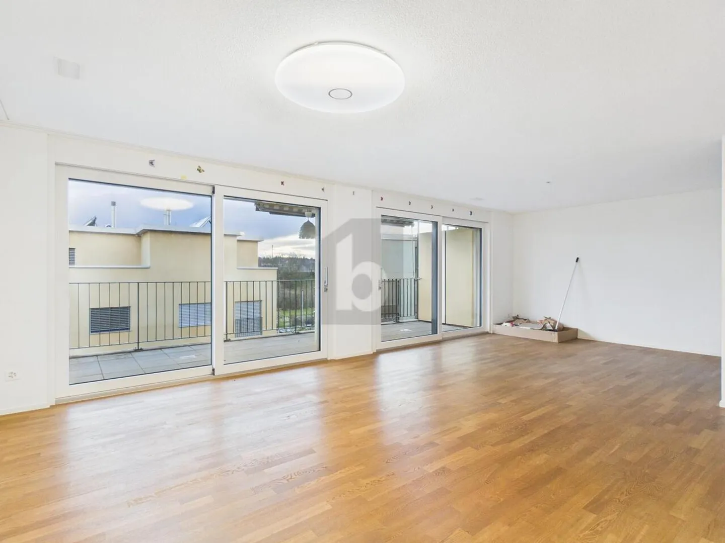 SPACIOUS TERRACE WITH A VIEW OF NATURE - Photo 5 of 6