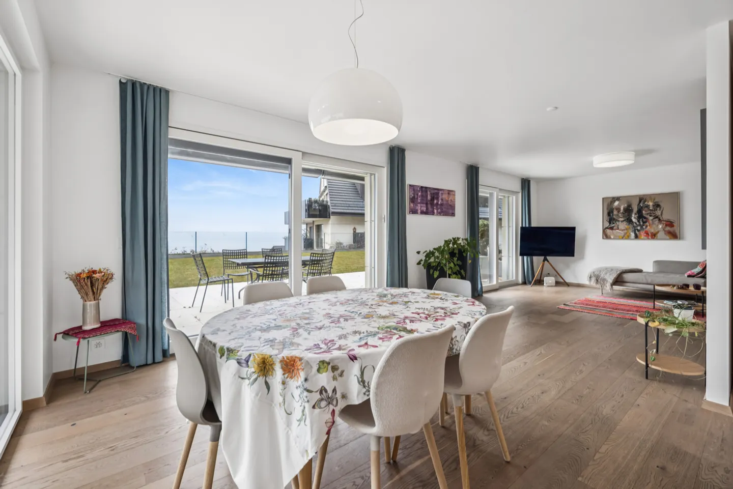 Geräumige Gartenwohnung mit Seeblick und hochwertigen Ausstattungen - Foto 2 von 12