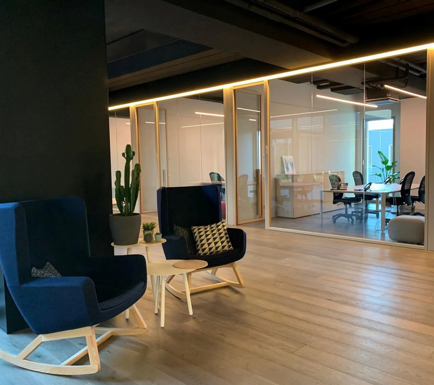 2 Bureaux Entièrement Meublés : 18m2 à CHF 850.- et 20m2 à CHF 950.- - Photo 3 sur 7