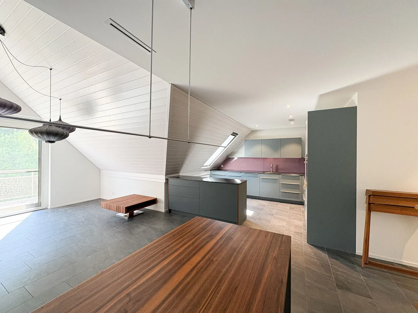 3.5-room penthouse apartment with two balconies in a quiet and green location - Photo 3 of 10