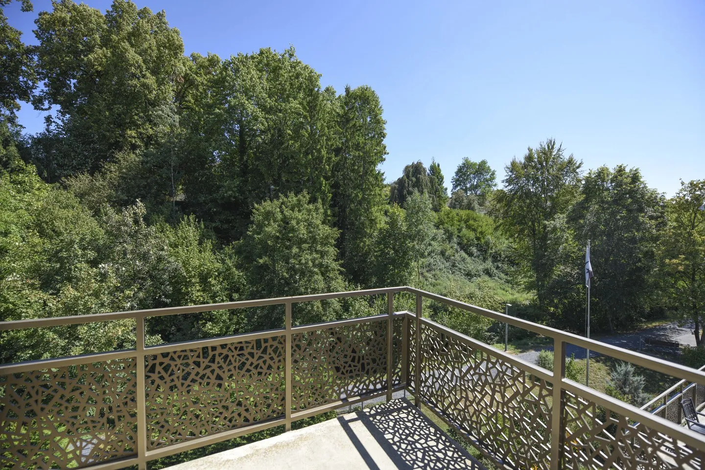 3.5-room penthouse apartment with two balconies in a quiet and green location - Photo 9 of 10