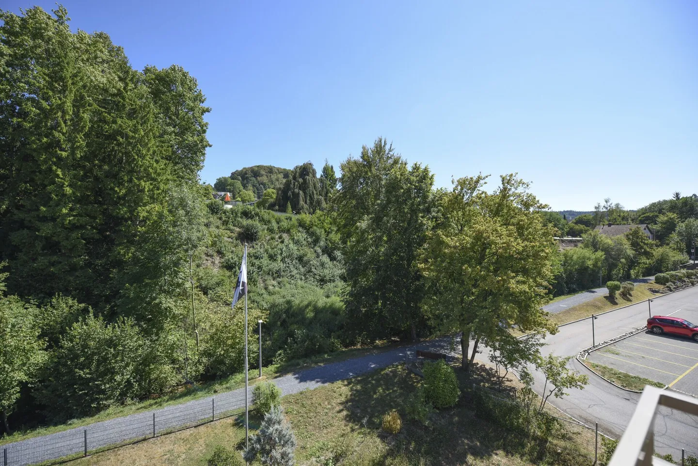 3.5-room penthouse apartment with two balconies in a quiet and green location - Photo 10 of 10
