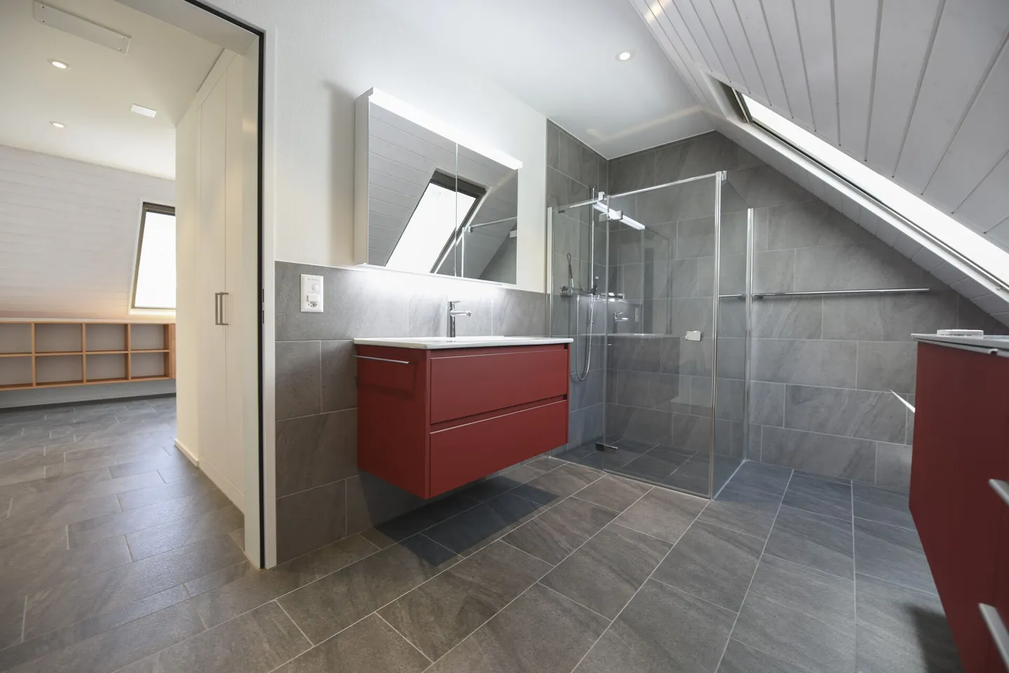 3.5-room penthouse apartment with two balconies in a quiet and green location - Photo 4 of 10