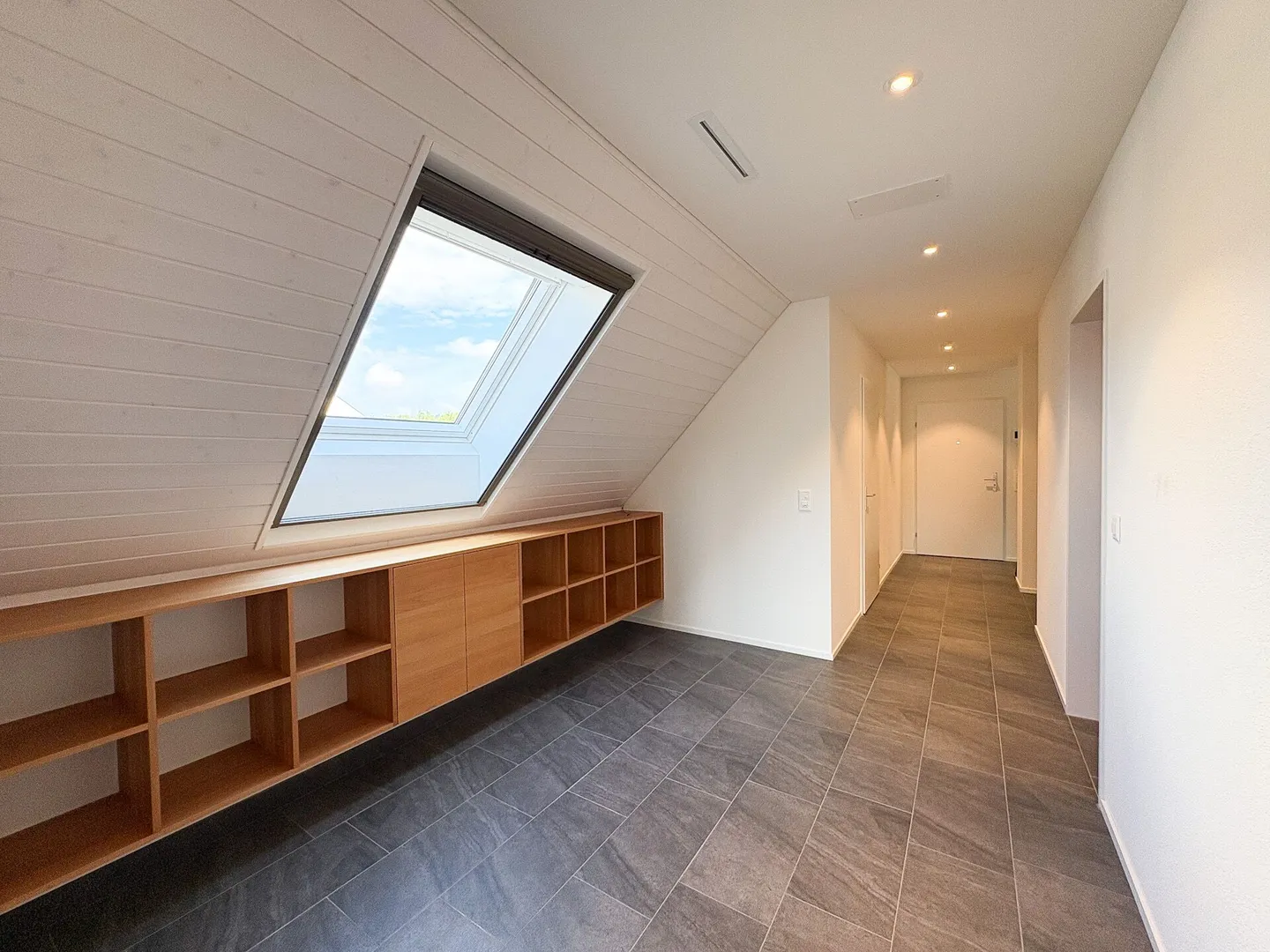 3.5-room penthouse apartment with two balconies in a quiet and green location - Photo 6 of 10