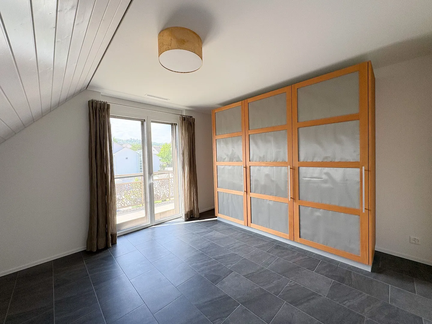 3.5-room penthouse apartment with two balconies in a quiet and green location - Photo 7 of 10