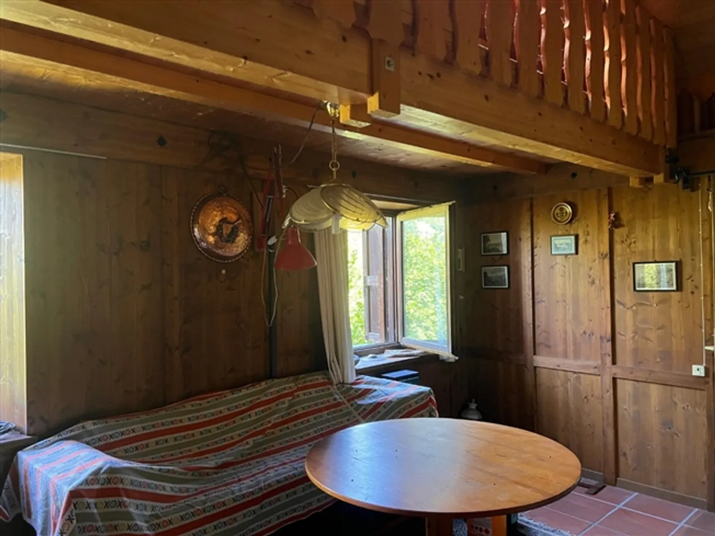 Rustique de 2,5 pièces dans un emplacement isolé dans la forêt - Photo 2 sur 20