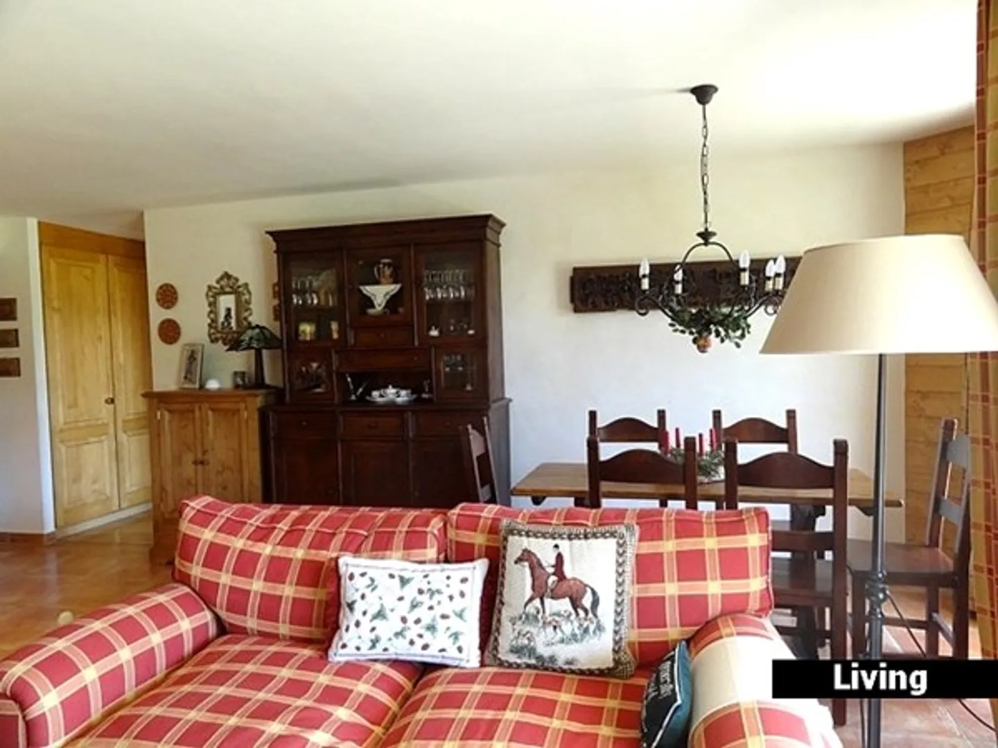 Charming Apartment with Terrace - Photo 3 of 7