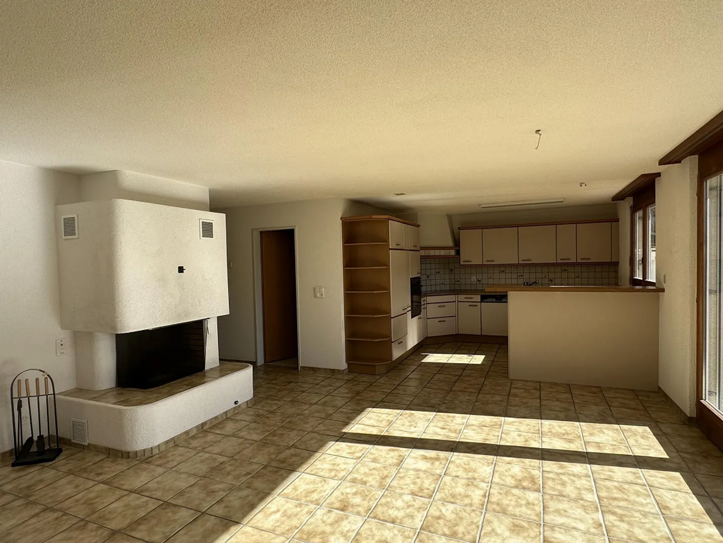 Very Quiet 4.5 Room Apartment with 2 Seating Areas - Photo 5 of 15