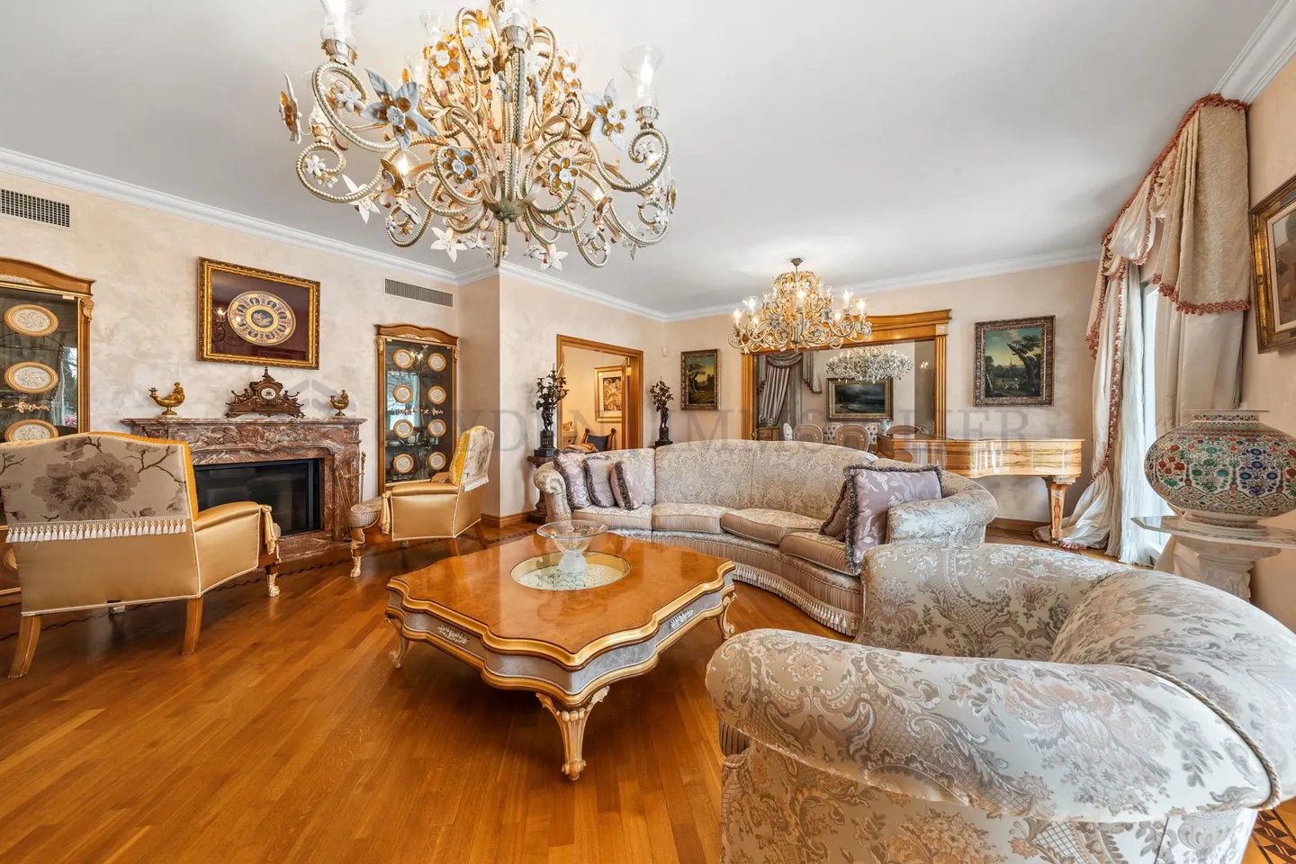 Villa of Exception with a Pool and Pool House - Photo 6 of 15