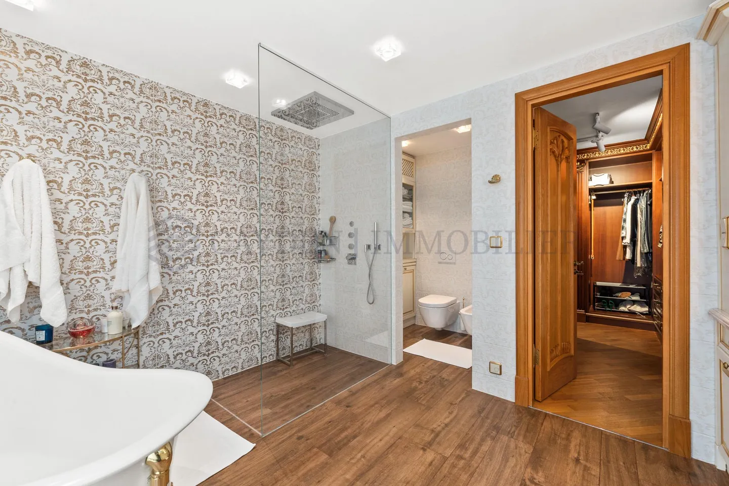 Villa of Exception with a Pool and Pool House - Photo 8 of 15