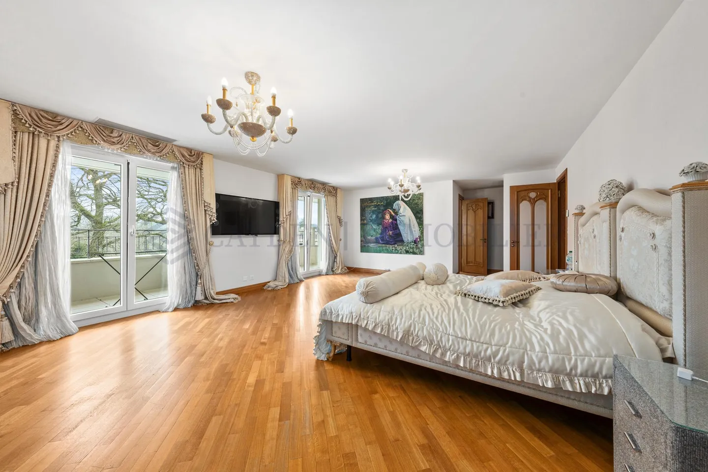 Villa of Exception with a Pool and Pool House - Photo 7 of 15