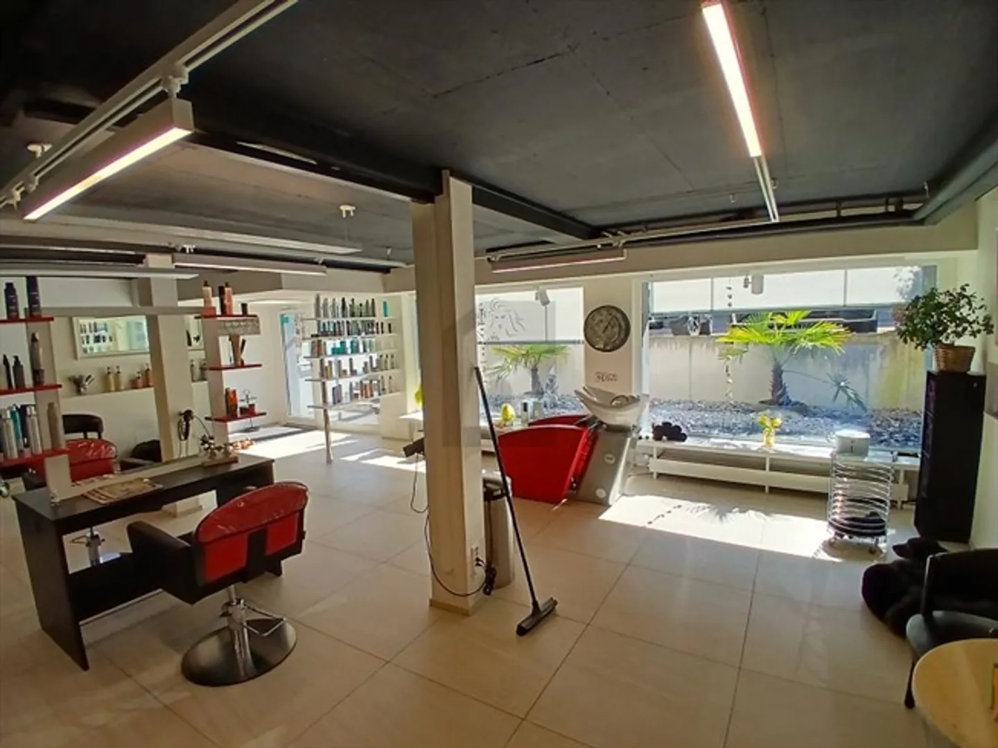 Modernes Gewerbeobjekt mit Parkplätzen - Foto 4 von 5