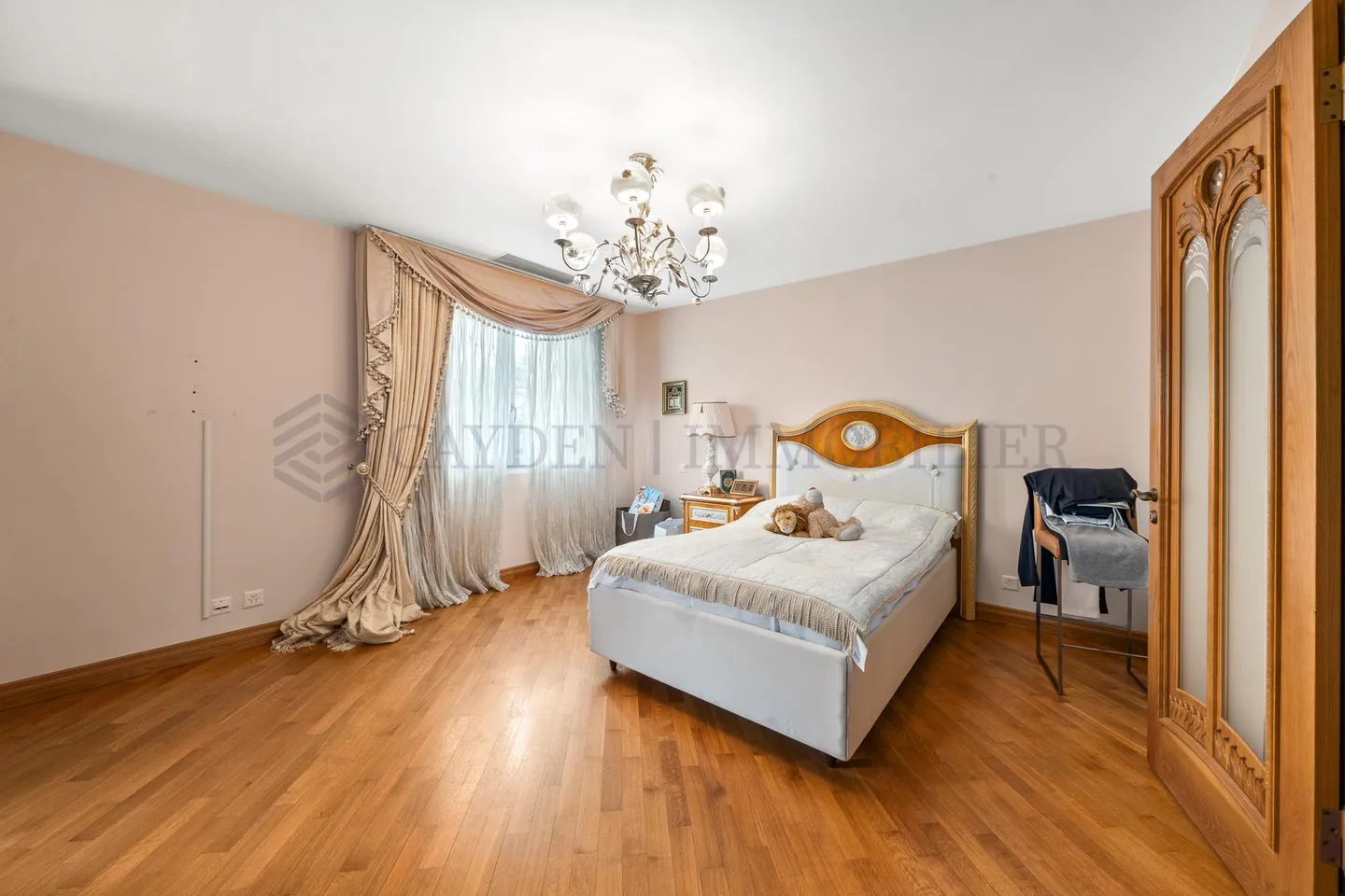 Villa of Exception with a Pool and Pool House - Photo 11 of 15