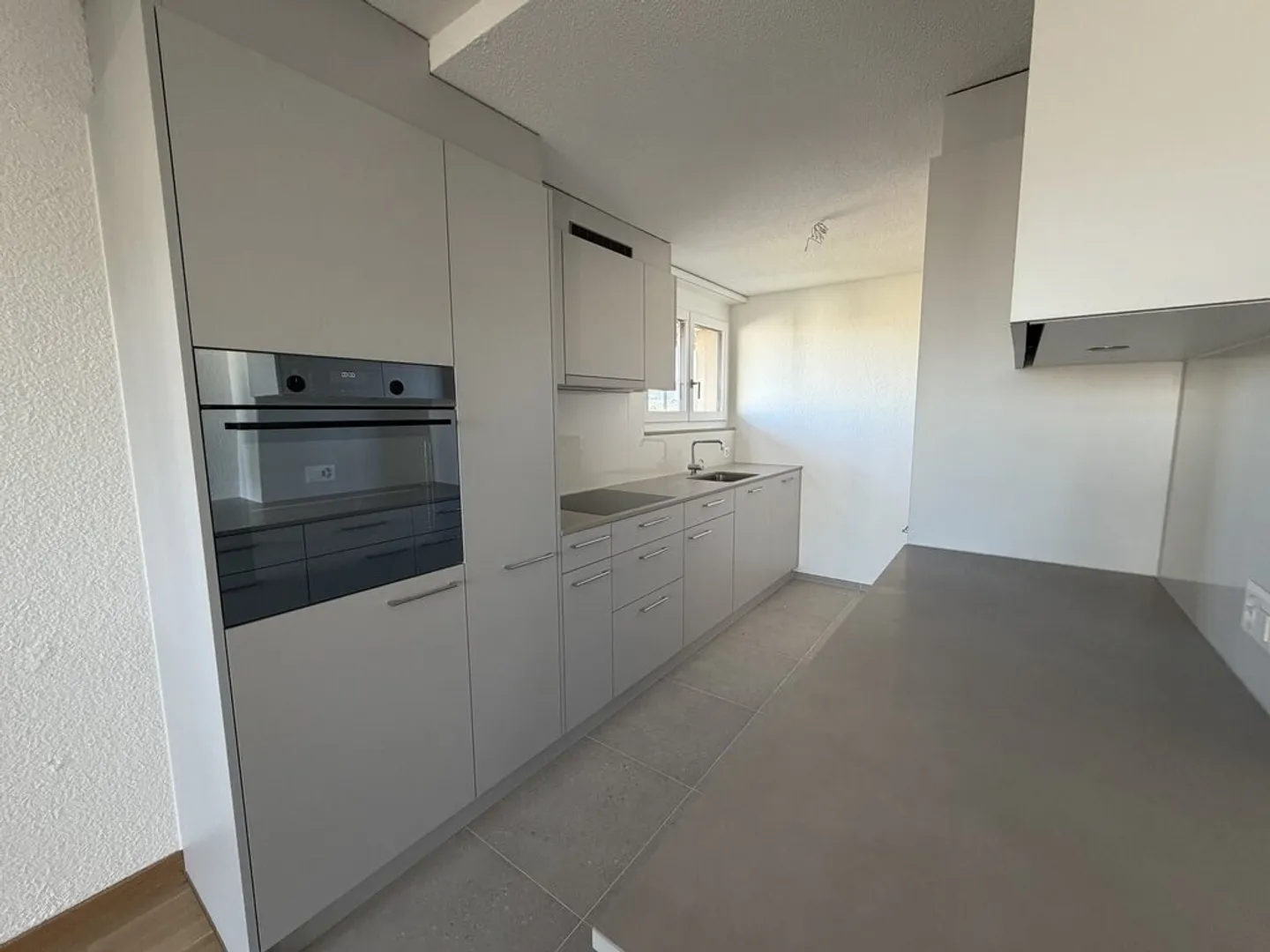 Newly renovated 4.5-room apartment on the 6th floor in the heart of Ostermundigen - Photo 4 of 12