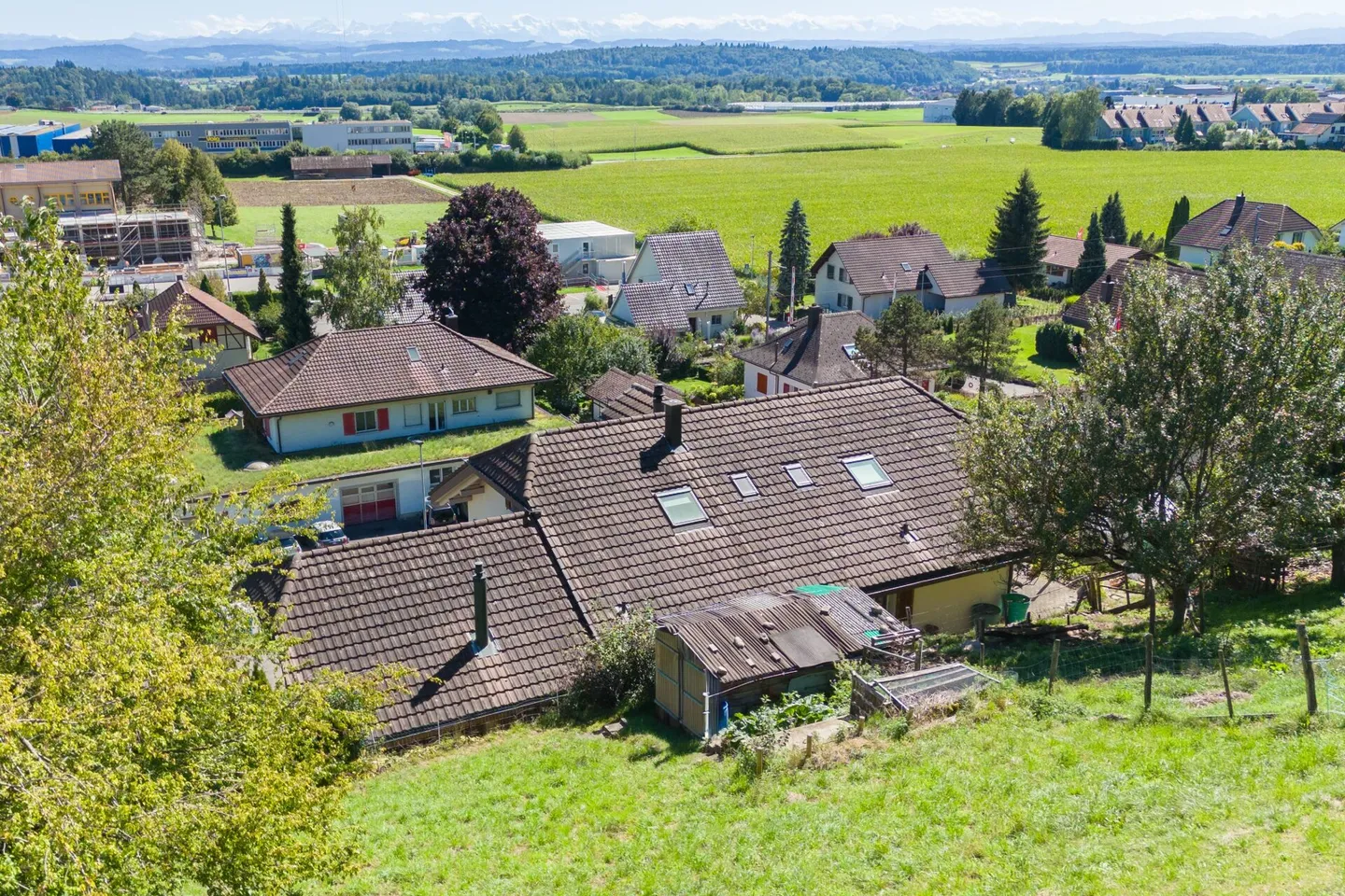 Ampia casa unifamiliare di 6,5 stanze con appartamento separato, doppio garage, paradiso del giardino di 1'053 m² e vista panoramica sulle Alpi - Foto 30 di 31