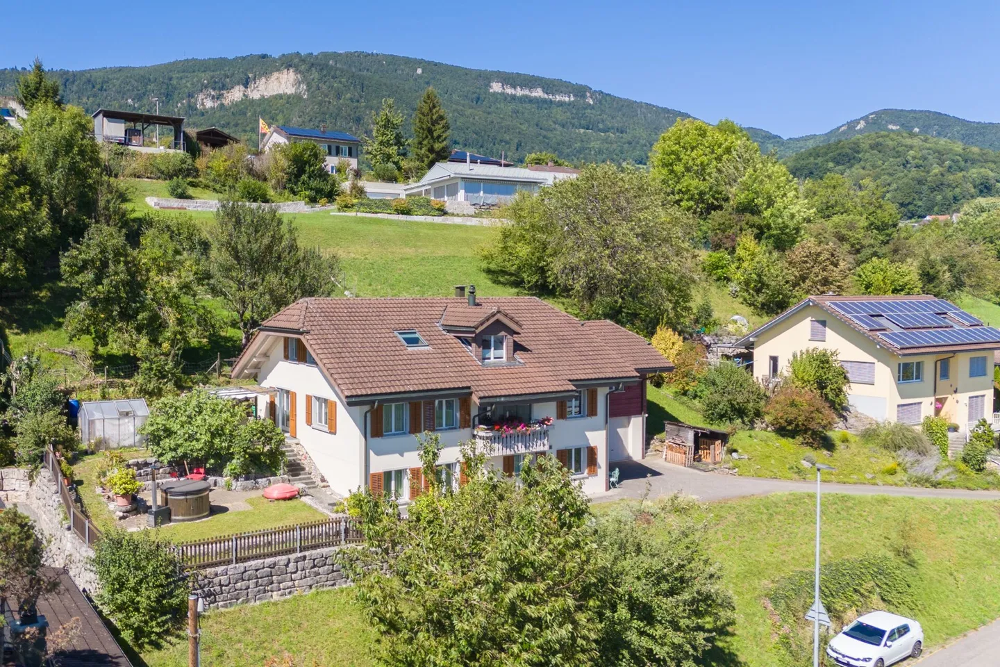 Ampia casa unifamiliare di 6,5 stanze con appartamento separato, doppio garage, paradiso del giardino di 1'053 m² e vista panoramica sulle Alpi - Foto 31 di 31