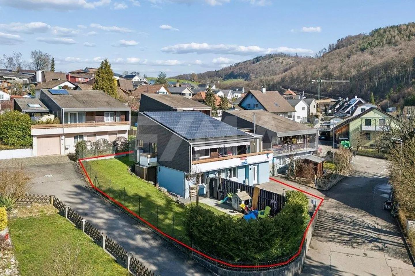 Teilrenoviertes Einfamilienhaus mit Photovoltaikanlage - Foto 1 von 13