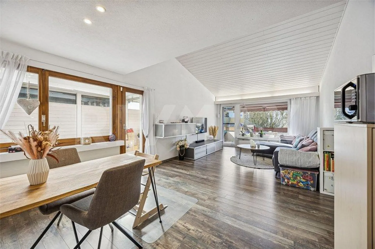 Teilrenoviertes Einfamilienhaus mit Photovoltaikanlage - Foto 2 von 13