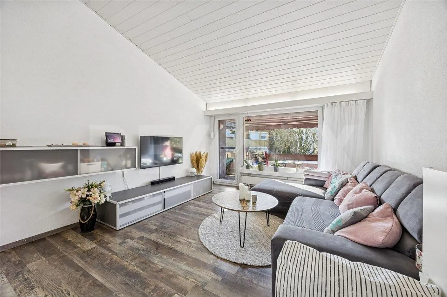 Teilrenoviertes Einfamilienhaus mit Photovoltaikanlage - Foto 3 von 13