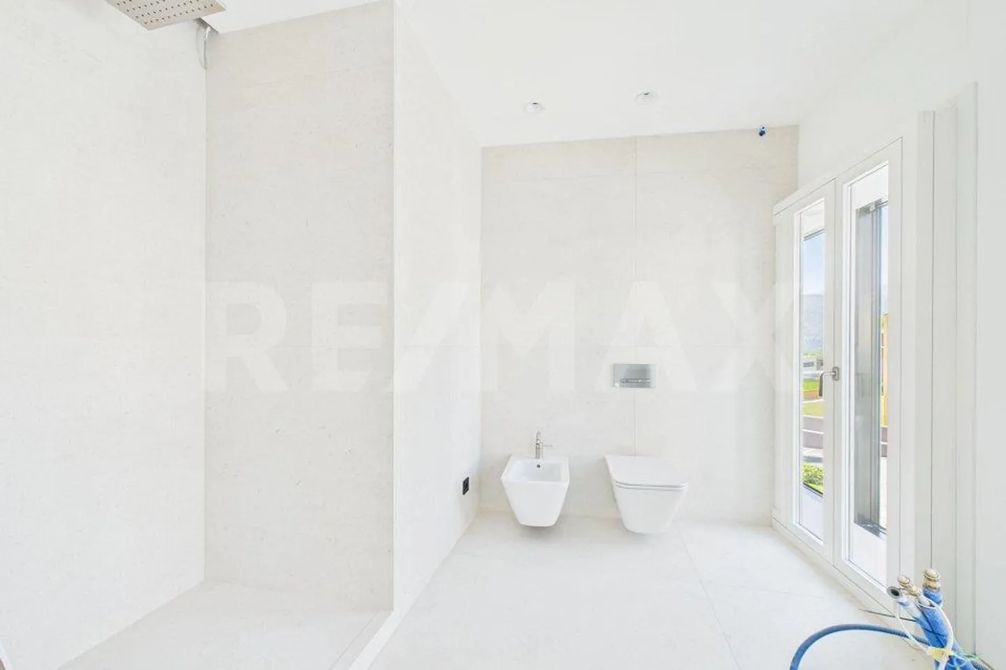 Modern and elegant 4½ room apartment in Comano - Photo 12 of 13