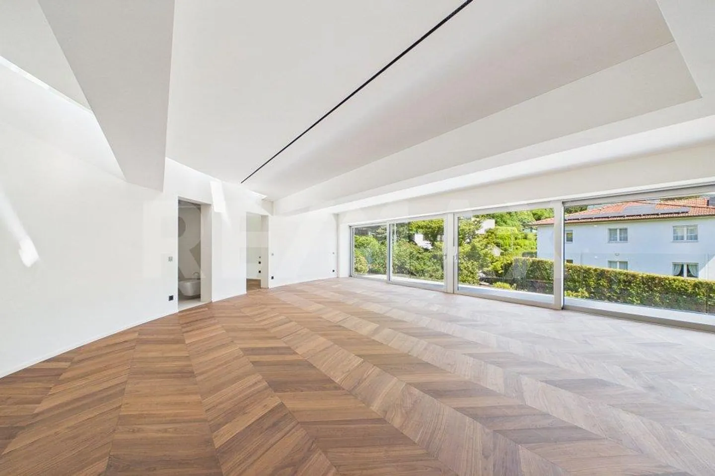 Modern and elegant 4½ room apartment in Comano - Photo 1 of 13