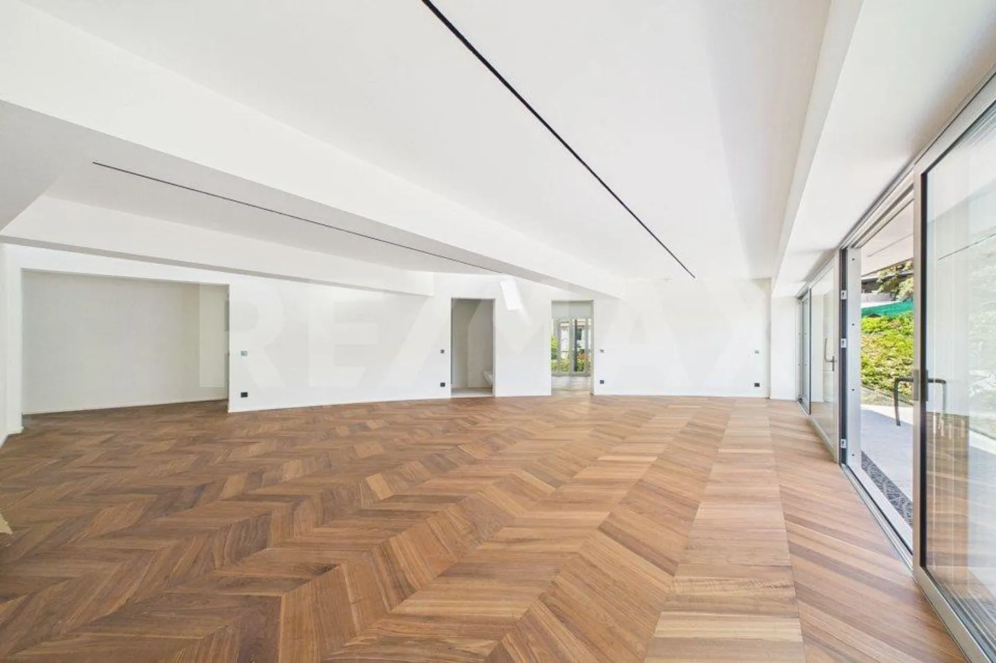 Modern and elegant 4½ room apartment in Comano - Photo 3 of 13