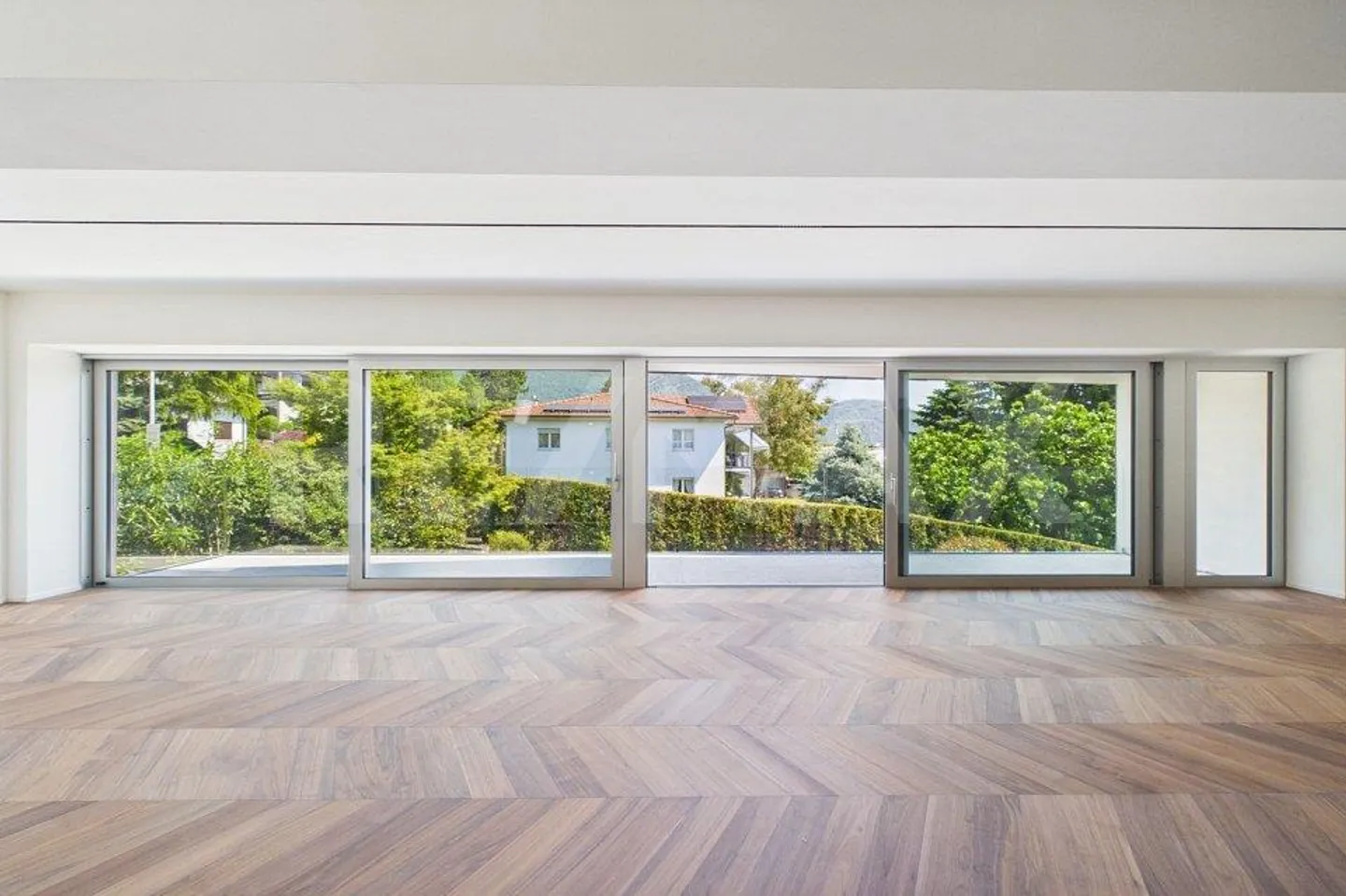 Modern and elegant 4½ room apartment in Comano - Photo 4 of 13
