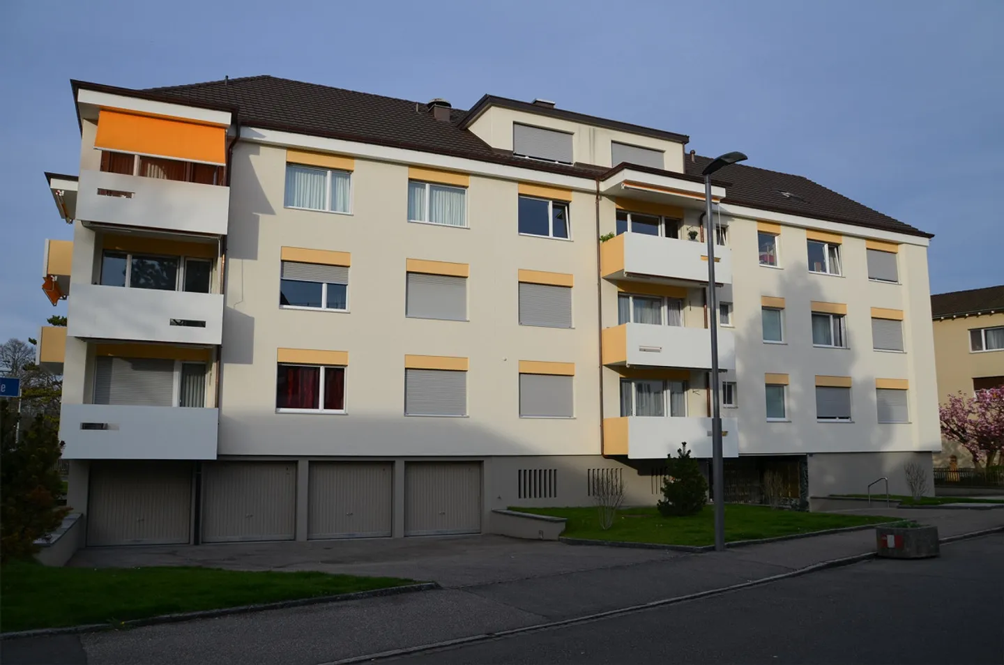Bright and spacious 2.5-room apartment with fireplace and sunny balcony - Photo 1 of 6