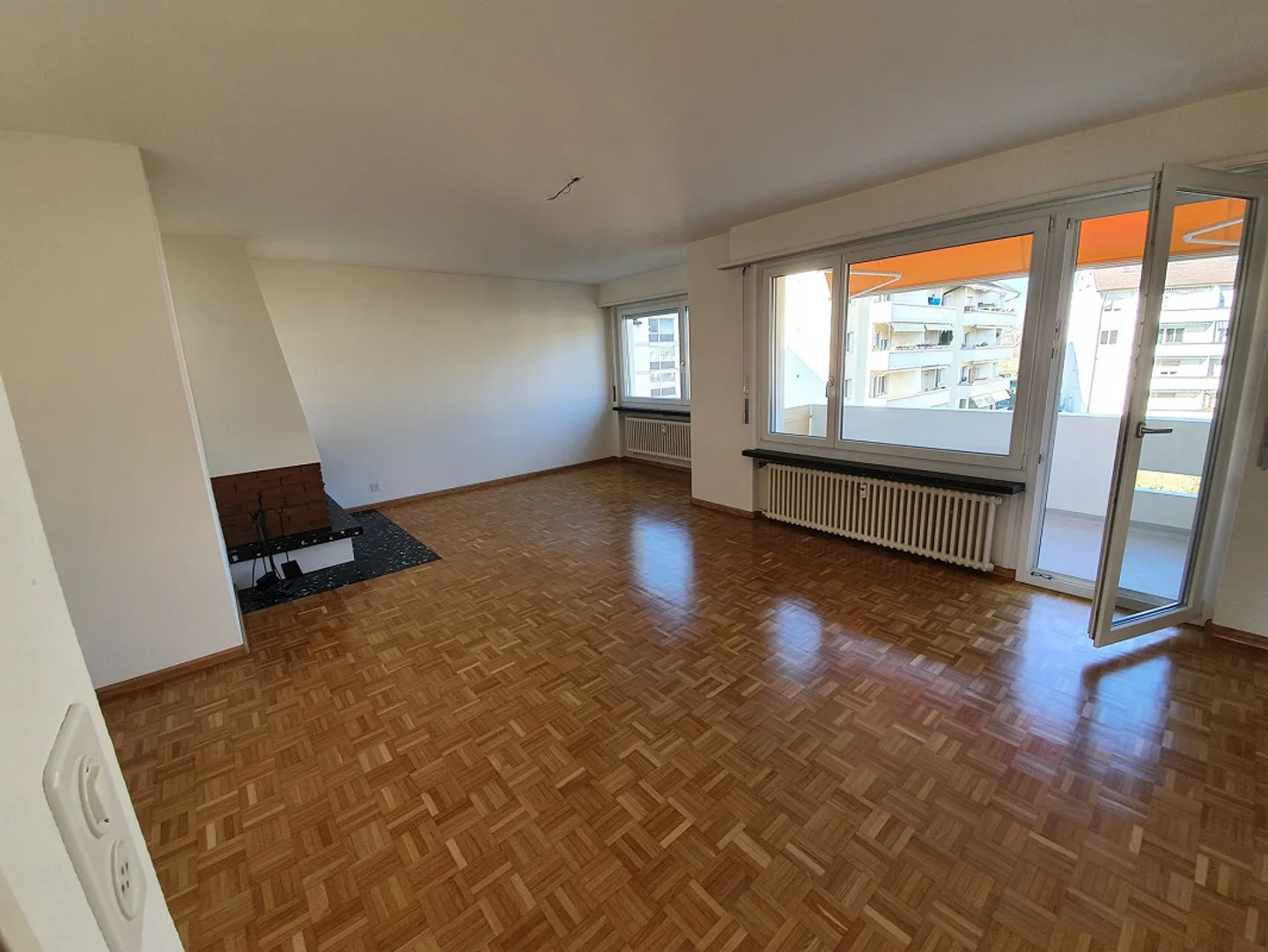Bright and spacious 2.5-room apartment with fireplace and sunny balcony - Photo 2 of 6
