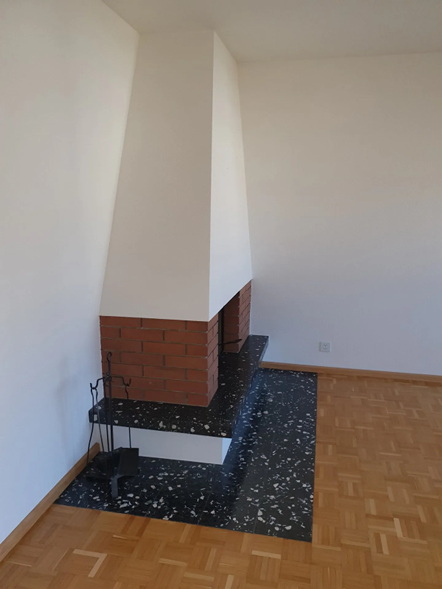 Bright and spacious 2.5-room apartment with fireplace and sunny balcony - Photo 3 of 6