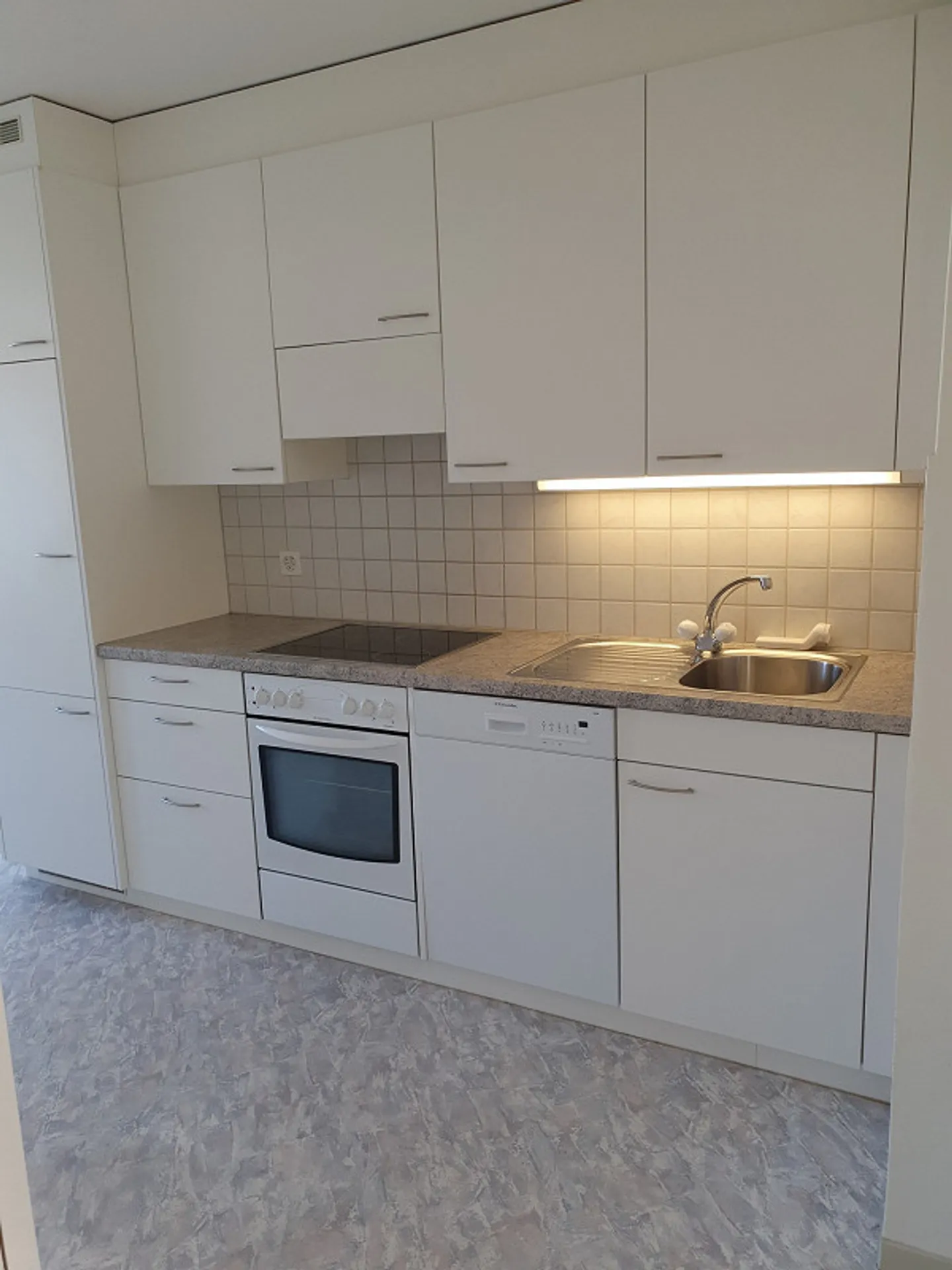 Bright and spacious 2.5-room apartment with fireplace and sunny balcony - Photo 4 of 6