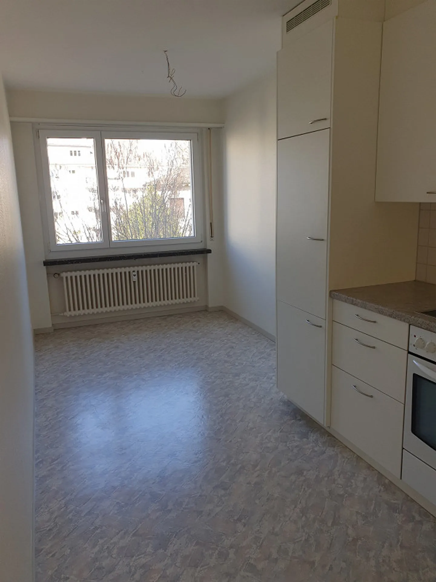 Bright and spacious 2.5-room apartment with fireplace and sunny balcony - Photo 5 of 6