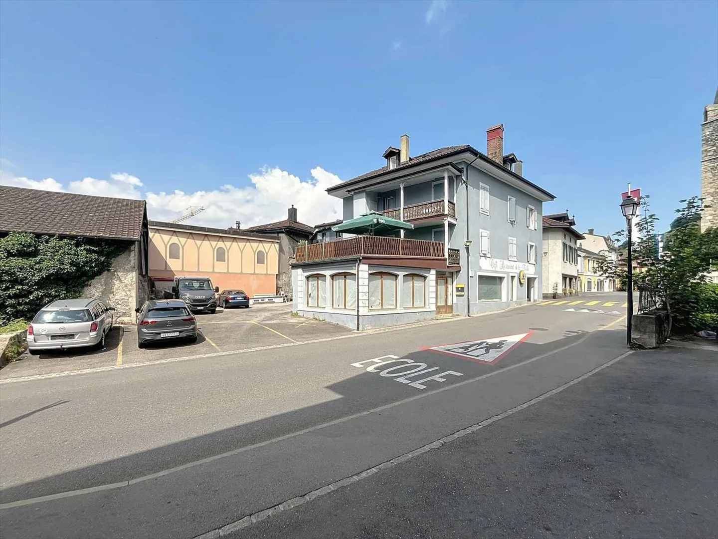 EDIFICIO DI REDDITO CON LOCALE COMMERCIALE E APPARTAMENTI - Foto 2 di 3