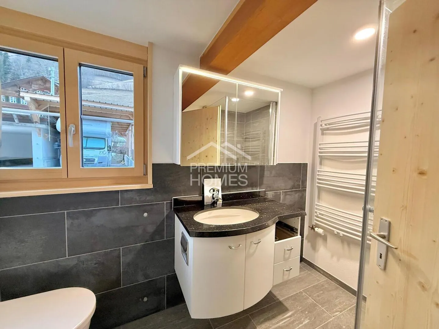 Maison multifamiliale avec trois appartements - louée et polyvalente - Photo 3 sur 13