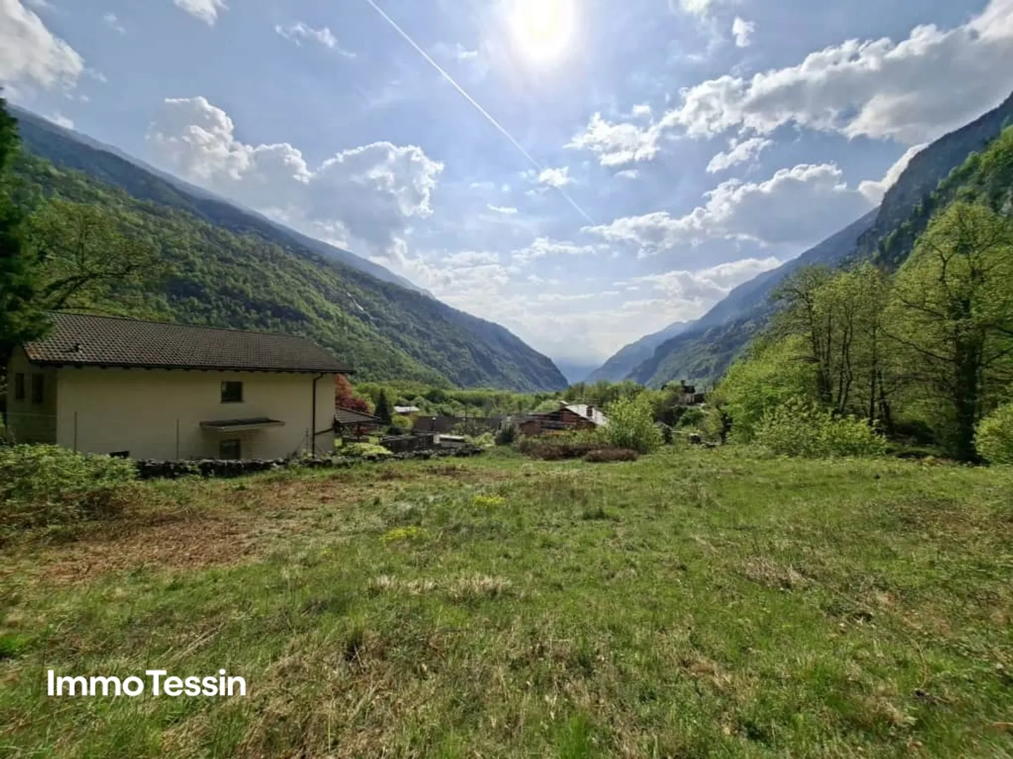 Spacious building land in the middle of nature with forest plot in a sunny, nature-friendly location 10 minutes by car from Biasca - Photo 8 of 10