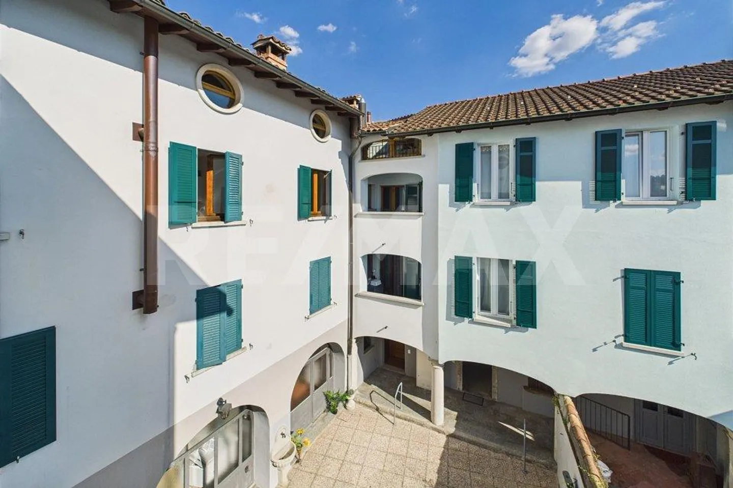 Income property in central area - 7 apartments and 1 shop - Photo 4 of 13