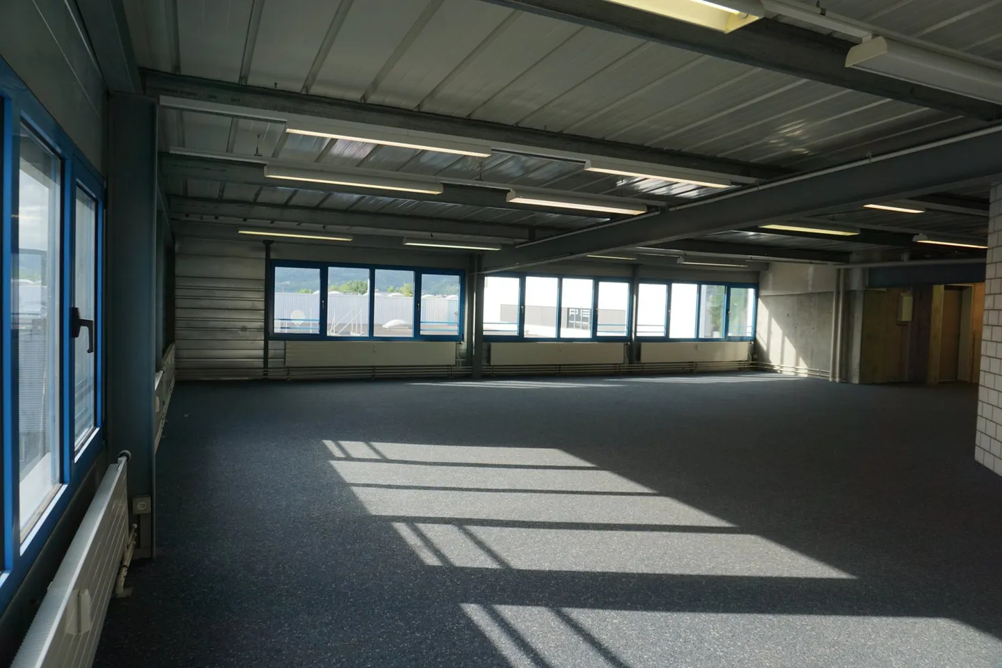 Gewerbe-, Verkaufs-, Lager- und Büroräumlichkeiten - Foto 1 von 2