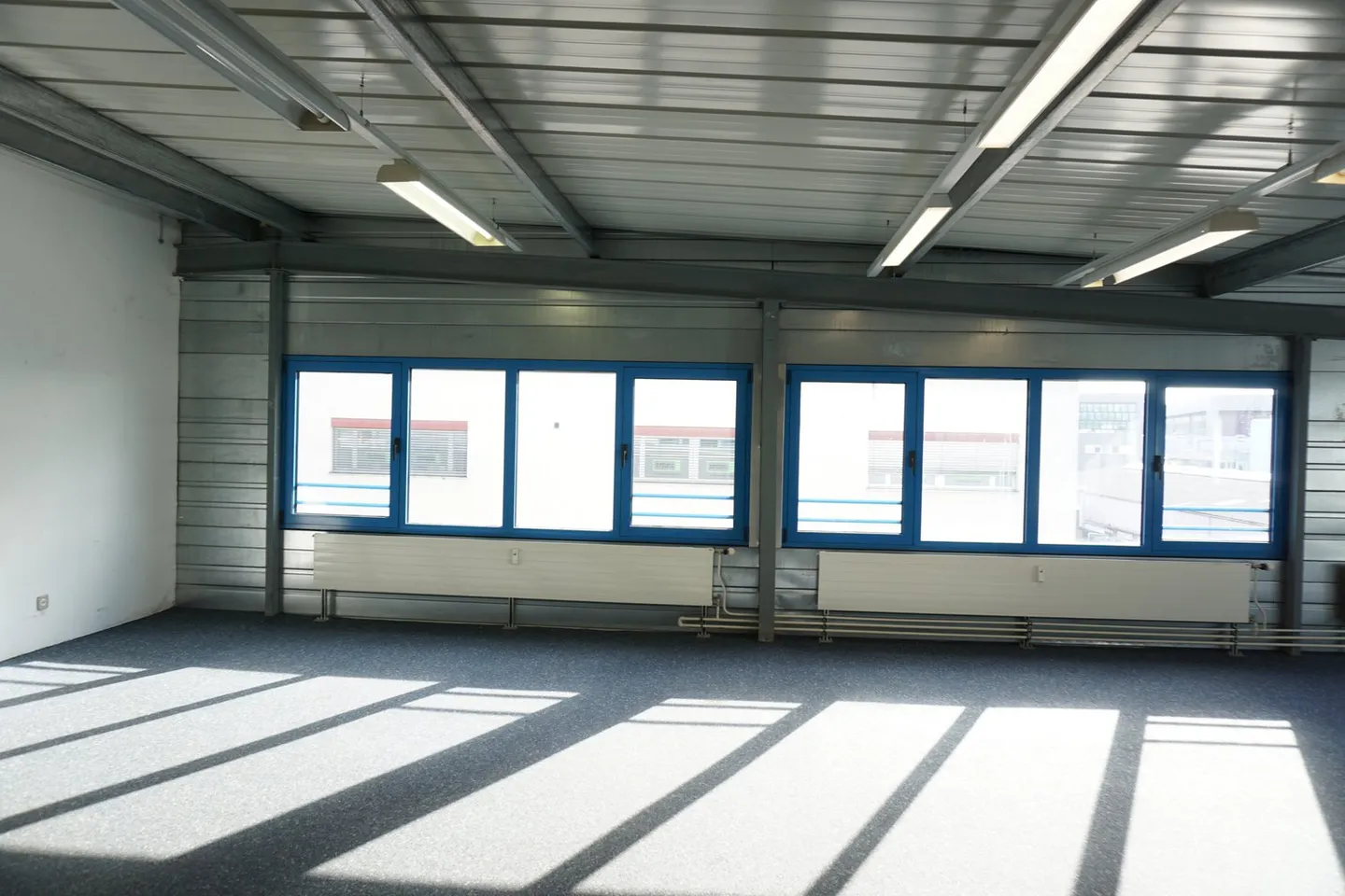 Gewerbe-, Verkaufs-, Lager- und Büroräumlichkeiten - Foto 2 von 2